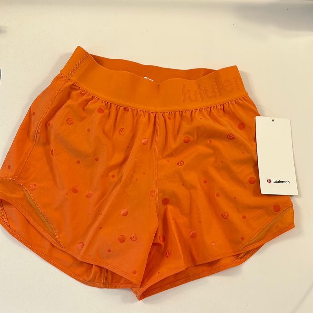Lululemon Hotty Hot Short 4” w/ logo